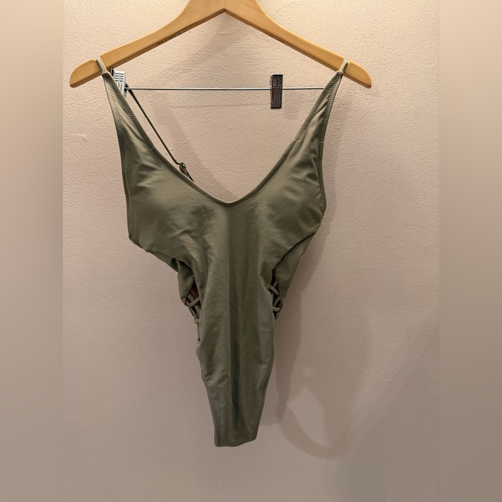 Olive‎ Green Apparel new size medium Yira